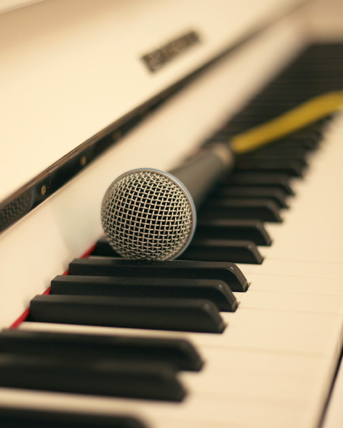 Noten und Kopfhörer auf Trommel